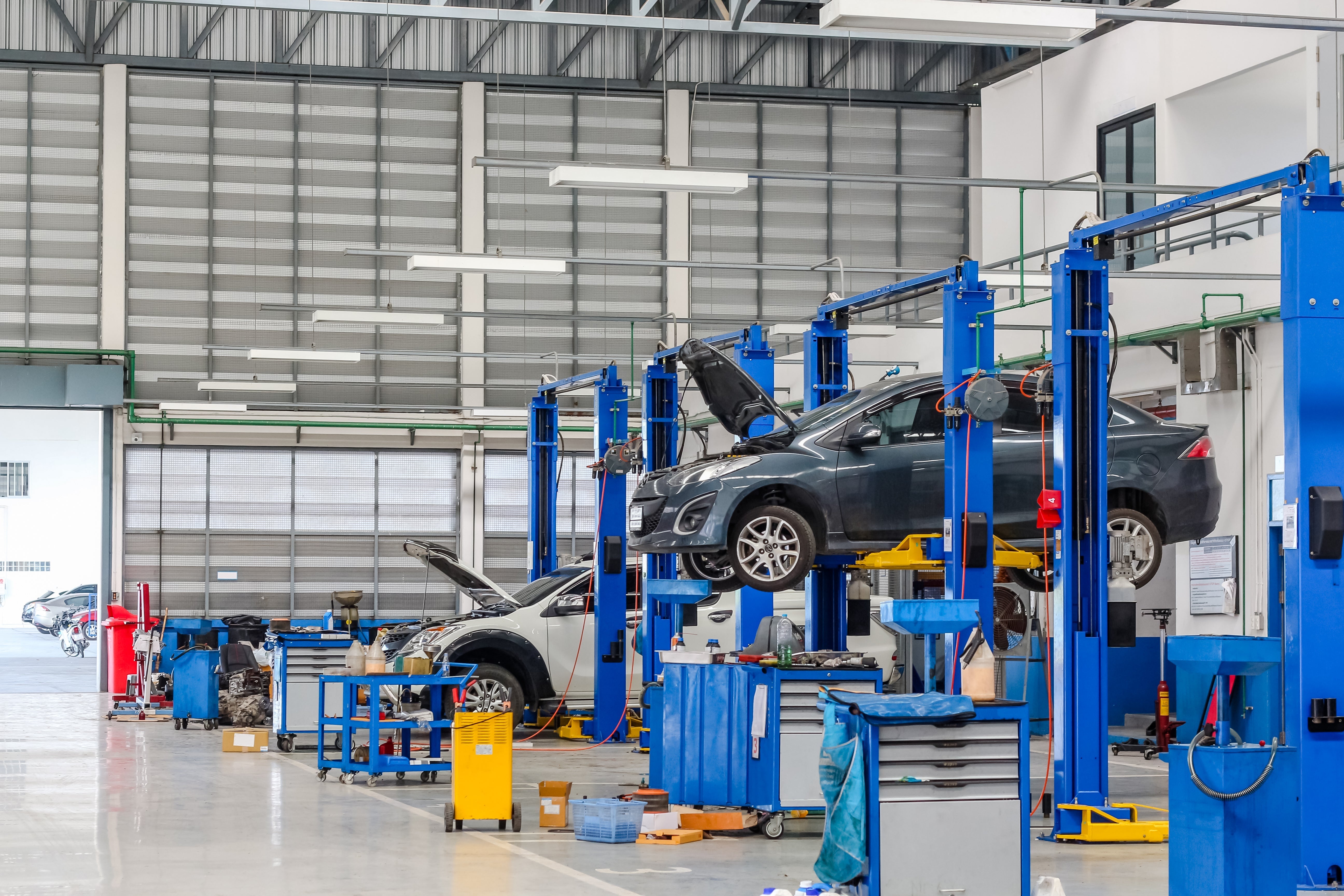 HVAC Systems for Auto Repair Shops: Managing Fumes and Dust